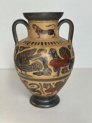 un vase orné d'un motif posé sur une table