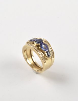 Bague bandeau en or jaune (750 millièmes) centrée de saphirs…