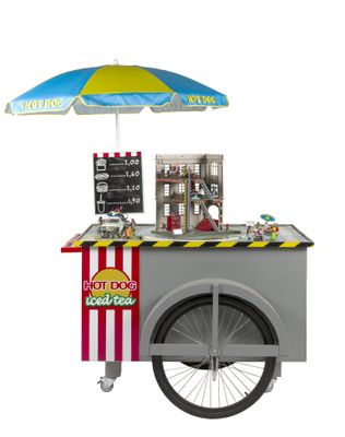 un chariot avec un hot-dog sur roulettes et un parapluie