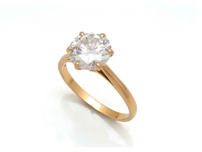 gros plan d'une bague en diamant sur fond blanc