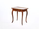 une petite table avec un plateau en marbre sur fond blanc