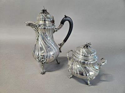 une cafetière et une théière plaquées argent sur fond blanc