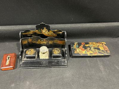une petite boîte noire ornée de motifs dorés