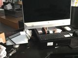 un bureau équipé d'un écran d'ordinateur et d'un clavier