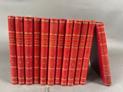 une pile de livres rouges empilés les uns sur les autres