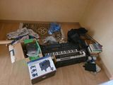 une photo d'une pièce en désordre où l'on voit un clavier et d'autres objets