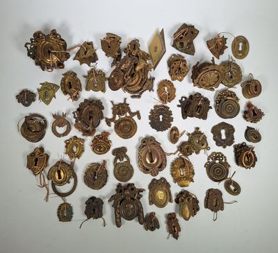 de nombreux objets métalliques de toutes sortes posés sur une surface blanche