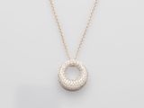 un collier en or blanc avec un pendentif circulaire monté sur une chaîne