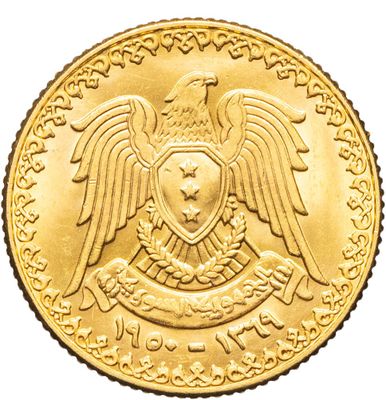 Gros plan sur une pièce d'or ornée d'un aigle