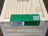une boîte en bois avec une étiquette sur une table