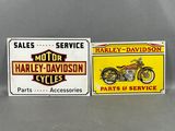 deux enseignes indiquant « Pièces et entretien Harley-Davidson » sur un fond gris