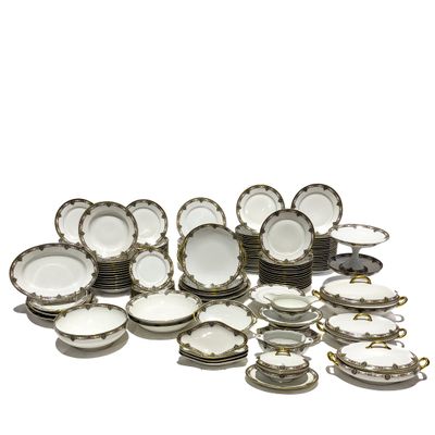 un assortiment d'assiettes et de bols blancs et dorés posés sur un fond blanc