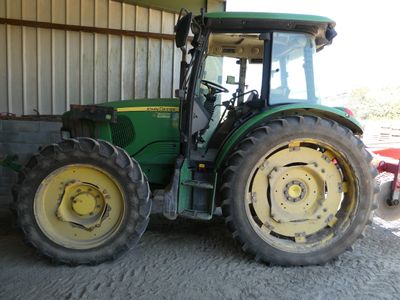 un tracteur garé devant un bâtiment