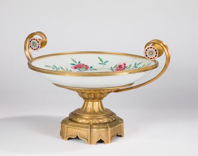 un bol antique or et blanc avec des motifs floraux