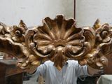 un homme qui tient un gros morceau de bois