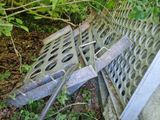 un tas de vieux outils en métal posés par terre