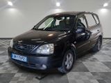 la photo d'une petite voiture noire garée dans un garage