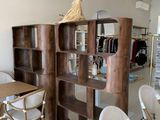 une pièce avec une table, des chaises et une bibliothèque