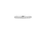 une alliance en or blanc sertie de diamants ronds taille brillant