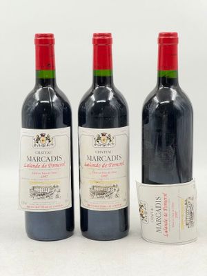 trois bouteilles de vin rouge posées côte à côte sur une table