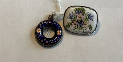 Pendentif circulaire ajouré à décor émaillé.