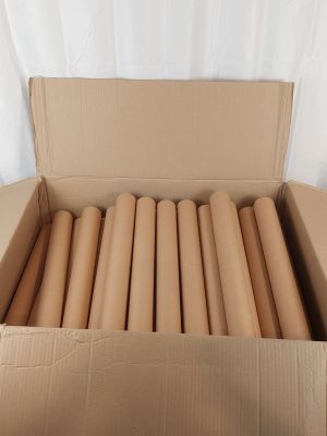 Des boîtes en carton sont empilées les unes sur les autres sur une table