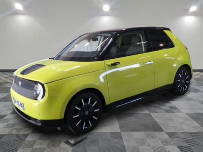 une image représentant une petite voiture jaune sur un sol à damier