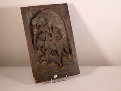 une vieille plaque en bois sur laquelle figurent un homme et une femme