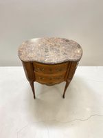 Commode rognon marquetée ouvrant par deux tiroirs. (photo 2)