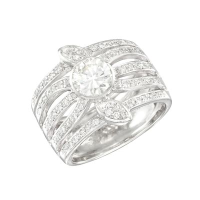 gros plan d'une bague en diamant sur fond blanc