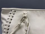 une photo d'un sac à main blanc avec une bandoulière tressée