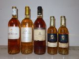 plusieurs bouteilles de vin sont alignées sur un comptoir