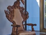 une image représentant une chaise dans une pièce, sur laquelle est posé un oiseau
