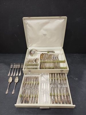 des couverts dans un coffret, comprenant une cuillère et une fourchette