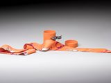 une image représentant un rouleau de papier toilette d'où sortent une paire de ciseaux
