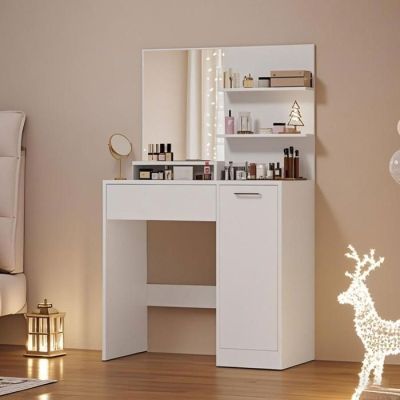 une photo d'une chambre à coucher avec une coiffeuse et des décorations de Noël