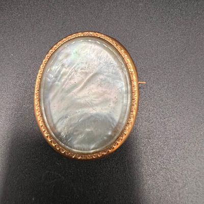 une image représentant une bague sertie d'une nacre