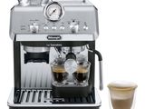 une machine à café avec une tasse de café à côté