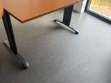 une photo d'une table en bois dans une pièce