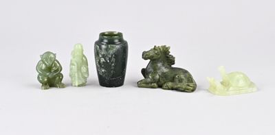 un ensemble de petites figurines en jade disposées les unes à côté des autres
