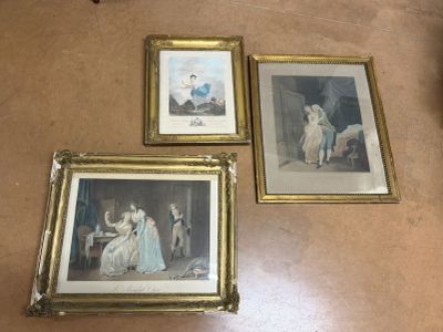 trois photos encadrées représentant un couple assis par terre