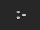 un ensemble de trois diamants sur un fond noir