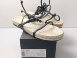 Les chaussures se trouvent dans la boîte posée sur la surface blanche.
