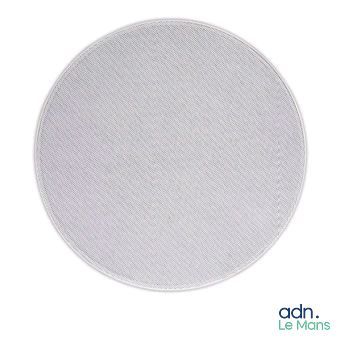 un gros plan d'une enceinte ronde blanche sur fond blanc