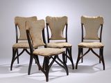 quatre chaises aux assises rembourrées, alignées sur un fond blanc