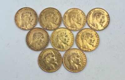 six types différents de pièces d'or sur une surface blanche