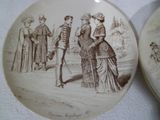 deux assiettes sur lesquelles figurent des photos de personnes