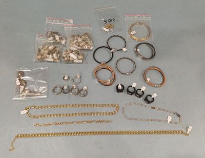 beaucoup de bijoux en or et en argent sur une table