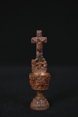 un vieux crucifix en bois surmonté d'une croix