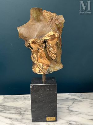 un gros plan d'une sculpture représentant une tête posée sur un socle en marbre